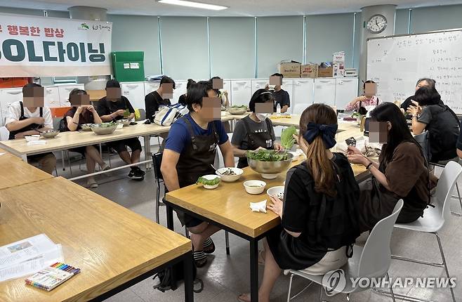 '은빛SOL다이닝' 참가자 식사 (서울=연합뉴스) 최혜정 인턴기자 = 지난 11일 '은빛SOL프로그램' 참가자들이 요리가 끝난 뒤 조별로 모여 식사를 하고 있다. 2025.7.16