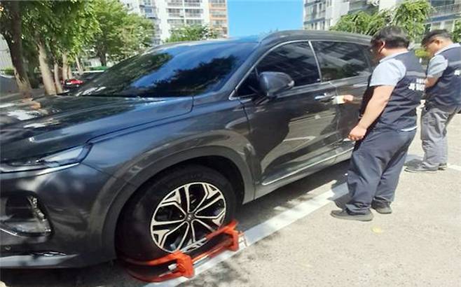 체납 차량에 설치한 바퀴 잠금장치 [울산시 제공. 재판매 및 DB 금지]