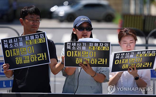 대통령 면담 요청하는 전세사기 피해자들 (서울=연합뉴스) 김도훈 기자 = 전세사기·깡통전세피해자 전국대책위원회, 전세사기·깡통전세 문제해결을 위한 시민사회대책위원회 관계자들이 10일 서울 용산 대통령 집무실 인근에서 전세사기 문제 해결 촉구 대통령 면담 요청 기자회견을 하고 있다. 2025.7.10 superdoo82@yna.co.kr
