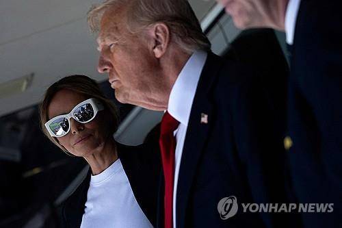 13일 미국 뉴저지주의 메트라이프 스타디움에서 열린 클럽월드컵 결승전을 참관한 멜라니아 여사(왼쪽)와 트럼프 대통령 [AFP 연합뉴스 자료사진]