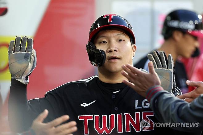 역전타 친 문보경 '나도 득점' (광주=연합뉴스) 조남수 기자 = 25일 광주기아챔피언스필드에서 열린 프로야구 LG 트윈스와 KIA 타이거즈의 경기. LG 3회초 2사 2루에서 박동원의 적시타 때 2루 주자 문보경이 득점을 하고 더그아웃에서 동료와 하이파이브 하고 있다. 2025.4.25 iso64@yna.co.kr