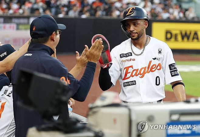 득점 성공한 리베라토 (대전=연합뉴스) 김성민 기자 = 8일 대전 한화생명볼파크에서 열린 2025 신한 SOL 뱅크 KBO리그 KIA 타이거즈와 한화 이글스의 경기. 1회초 무사 2, 3루 한화 노시환이 1타점 적시타를 치자 홈으로 들어온 3루 주자 리베라토가 동료들의 격려를 받고 있다. 2025.7.8 ksm7976@yna.co.kr