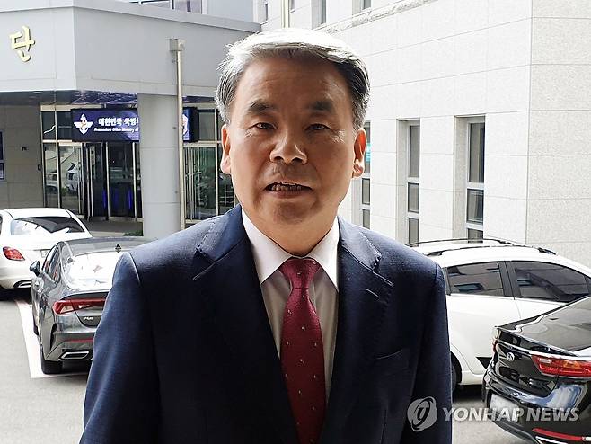 박정훈 전 수사단장 공판 출석하는 이종섭 전 국방부 장관 (서울=연합뉴스) 김지헌 기자 = 이종섭 전 국방부 장관이 3일 오후 서울 용산구 국방부 중앙군사법원에서 열린 박정훈 전 해병대 수사단장 항명 혐의 7차 공판에 증인으로 출석하며 취재진 질문에 답하고 있다. 2024.9.3 jk@yna.co.kr