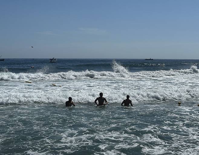 바다에서 물살 가늠 중인 국가대표 수구팀 [독자 제공. 재판매 및 DB 금지]
