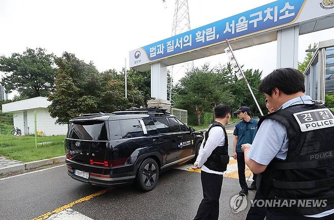 서울구치소 들어가는 법무부 차량 (의왕=연합뉴스) 서명곤 기자 = '12·3 비상계엄' 관련 내란·외환 의혹을 수사하는 조은석 특별검사팀이 윤석열 전 대통령에 대한 강제 구인 실패와 관련해 경위 파악에 나섰다. 출석 요구에 불응하면서 실체 규명을 위한 형사사법 절차 진행에 협조하지 않는 윤 전 대통령의 대응 방식도 강하게 비판했다. 사진은 지난 15일 경기도 의왕시 서울구치소 앞에서 법무부 차량이 구치소로 향하는 모습. 2025.7.15 seephoto@yna.co.kr