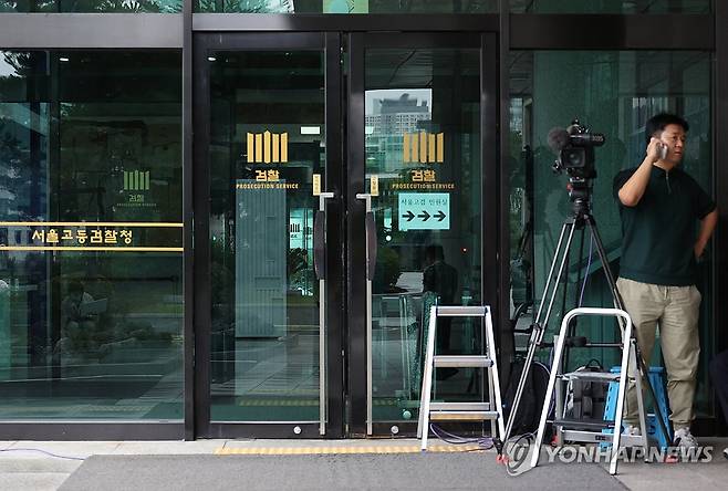 내란특검 앞 취재진 (서울=연합뉴스) 서명곤 기자 = 12·3 비상계엄 관련 내란·외환 의혹을 수사하는 조은석 특별검사팀이 출석을 거부하는 윤석열 전 대통령에 대한 3차 강제구인에 나섰다. 사진은 16일 내란 특검 사무실이 마련된 서울 서초구 서울고검 모습. 2025.7.16 seephoto@yna.co.kr