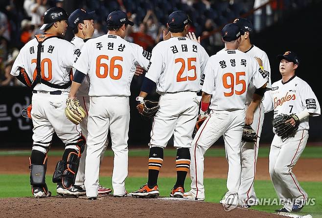 50승 고지 먼저 오른 한화 이글스 (대전=연합뉴스) 김성민 기자 = 8일 대전 한화생명 볼파크에서 열린 2025 신한 SOL 뱅크 KBO리그 KIA 타이거즈와 한화 이글스의 경기. 14-8로 승리하며 50승 고지에 오른 한화 선수들이 기뻐하고 있다. 2025.7.8 ksm7976@yna.co.kr