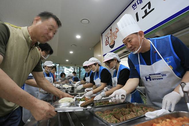 현대제철, 당진 어르신·장애인에게 삼계탕 500인분 대접 [현대제철 제공. 재판매 및 DB 금지]