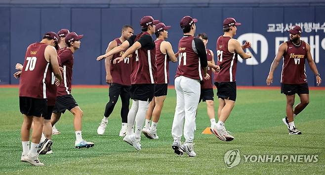 설종진 키움 감독대행 체제 첫 훈련 (서울=연합뉴스) 김인철 기자 = 15일 서울 구로구 고척스카이돔에서 키움 히어로즈 선수들이 설종진 감독대행 지휘로 훈련을 하고 있다. 2025.7.15 yatoya@yna.co.kr