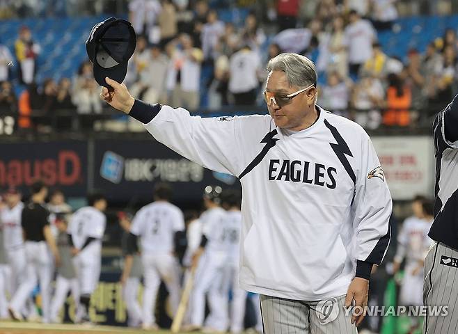 연장전 승리 후 인사하는 김경문 감독 (서울=연합뉴스) 김인철 기자 = 28일 서울 송파구 잠실야구장에서 열린 2025 프로야구 KBO리그 한화 이글스와 LG 트윈스의 경기. 연장전 11회 접전 끝에 6-5 승리를 거둔 한화의 김경문 감독이 인사하고 있다. 2025.5.28 yatoya@yna.co.kr