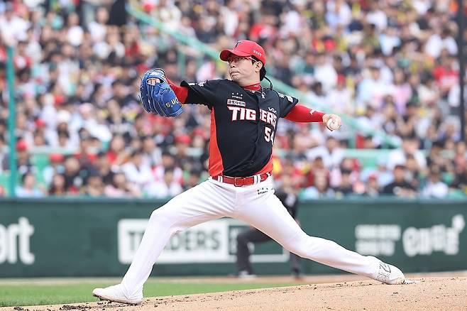 통산 10번째 '광현종' 맞대결 승자는 KIA 양현종…6이닝 2실점 (서울=연합뉴스) 통산 10번째 '광현종' 맞대결의 승자는 KIA 타이거즈 왼팔 투수 양현종이었다.
    양현종은 21일 인천 SSG랜더스필드에서 열린 SSG 랜더스와 방문 경기에 선발 등판, 6이닝 97구 4피안타(2홈런) 6탈삼진 2실점으로 호투했다. 사진은 이날 경기에서 투구하는 양현종. 2025.6.21 [KIA 타이거즈 제공. 재판매 및 DB 금지] photo@yna.co.kr