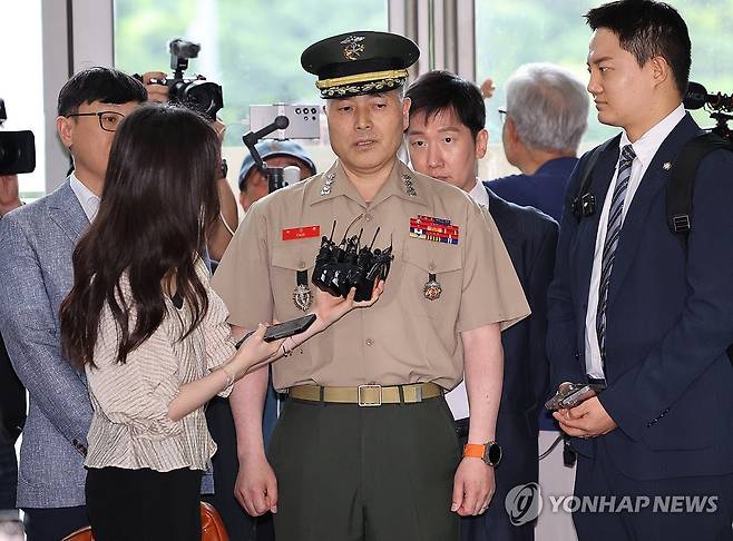 답변하는 박정훈 대령 (서울=연합뉴스) 서명곤 기자 = 채상병 사망 사건 초동조사 당시 수사외압을 폭로했던 박정훈 해병대 수사단장(대령)이 16일 서울 서초구 순직해병특검 사무실에 참고인 신분으로 출석하며 취재진의 질문에 답하고 있다. 2025.7.16 seephoto@yna.co.kr