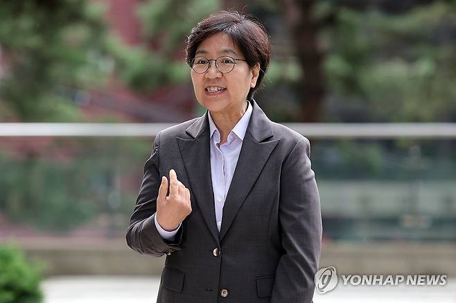 마이크 요청하는 정은경 보건복지부 장관 후보자 (서울=연합뉴스) 김인철 기자 = 정은경 보건복지부 장관 후보자가 30일 서울 중구 남대문로에 마련된 인사청문회 준비 사무실로 출근하며 취재진의 질문에 답하기 위해 마이크를 요청하고 있다. 2025.6.30 yatoya@yna.co.kr