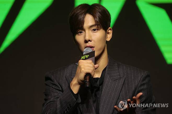 질문에 답하는 셔누 (서울=연합뉴스) 류효림 기자 = 그룹 몬스타엑스의 셔누가 16일 서울 여의도 콘레드 호텔에서 열린 몬스타엑스 데뷔 10주년 기념 기자간담회에서 질문에 답하고 있다. 2025.7.16 ryousanta@yna.co.kr