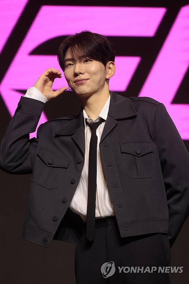 포즈 취하는 '몬스타엑스' 기현 (서울=연합뉴스) 류효림 기자 = 그룹 몬스타엑스의 기현이 16일 서울 여의도 콘레드 호텔에서 열린 몬스타엑스 데뷔 10주년 기념 기자간담회에서 포즈를 취하고 있다. 2025.7.16 ryousanta@yna.co.kr