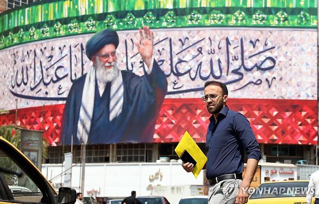 아야톨라 알리 하메네이 이란 최고지도자 사진이 걸린 테헤란 거리 [EPA 연합뉴스 자료사진]