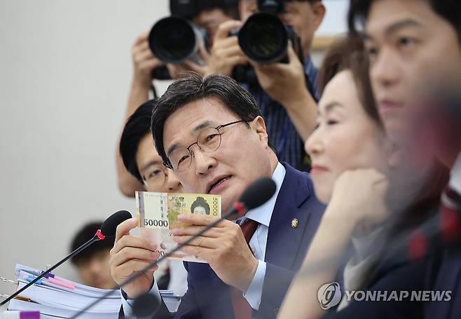 질의하는 김대식 의원 (서울=연합뉴스) 박동주 기자 = 국민의힘 김대식 의원이 16일 서울 여의도 국회 교육위원회에서 열린 이진숙 사회부총리 겸 교육부 장관 후보자에 대한 인사청문회에서 질의하고 있다. 2025.7.16 pdj6635@yna.co.kr