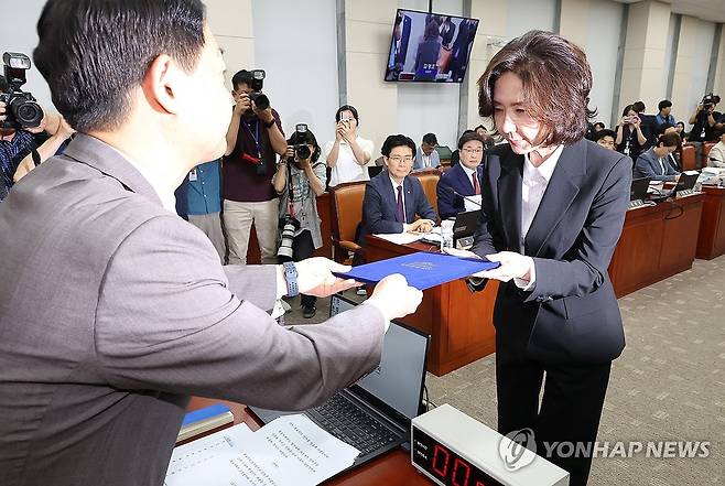 선서문 제출하는 이진숙 후보자 (서울=연합뉴스) 김주형 기자 = 이진숙 사회부총리 겸 교육부 장관 후보자가 16일 서울 여의도 국회 교육위원회에서 열린 인사청문회에서 김영호 위원장에게 선서문을 제출하고 있다. 2025.7.16 kjhpress@yna.co.kr