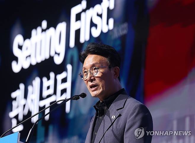 김민석 총리, 대한상의 하계포럼 기조연설 (경주=연합뉴스) 김도훈 기자 = 김민석 국무총리가 16일 경북 경주시 라한셀렉트 호텔에서 열린 제48회 대한상공회의소 하계포럼에 참석해 기조연설을 하고 있다. 2025.7.16 superdoo82@yna.co.kr