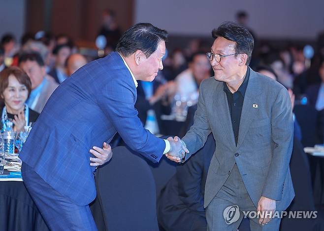 악수하는 김민석 총리-최태원 대한상의 회장 (경주=연합뉴스) 김도훈 기자 = 김민석 국무총리가 16일 경북 경주시 라한셀렉트 호텔에서 열린 제48회 대한상공회의소 하계포럼에서 기조연설을 마치고 최태원 대한상공회의소 회장과 악수하고 있다. 2025.7.16 superdoo82@yna.co.kr