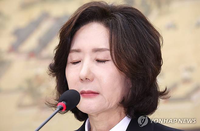 눈감은 이진숙 후보자 (서울=연합뉴스) 김주형 기자 = 이진숙 사회부총리 겸 교육부 장관 후보자가 16일 서울 여의도 국회 교육위원회에서 열린 인사청문회에서 자녀 조기 유학 관련 질의에 답한 뒤 눈감고 있다. 2025.7.16 kjhpress@yna.co.kr