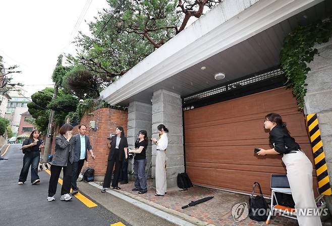 '압수수색' 건진법사 법당으로 향하는 특검팀 (서울=연합뉴스) 이진욱 기자 = 김건희 여사 관련 의혹들을 수사하는 민중기 특별검사팀이 15일 서울 역삼동 건진법사 전성배 씨의 법당에 대한 압수수색에 나선 가운데 특검 관계자가 법당으로 향하고 있다. 2025.7.15 cityboy@yna.co.kr