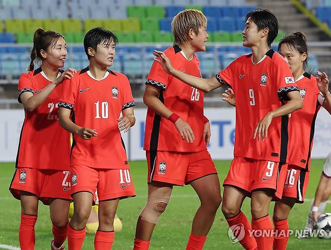 '지소연, 내가 성공시켰어' (수원=연합뉴스) 홍기원 기자 = 16일 수원월드컵경기장에서 열린 2025 동아시아축구연맹(EAFF) E-1 챔피언십(동아시안컵) 여자부 대한민국 대 대만 경기. 한국 지소연이 페널티킥을 성공한 후 동료들과 기쁨을 나누고 있다. 2025.7.16 xanadu@yna.co.kr