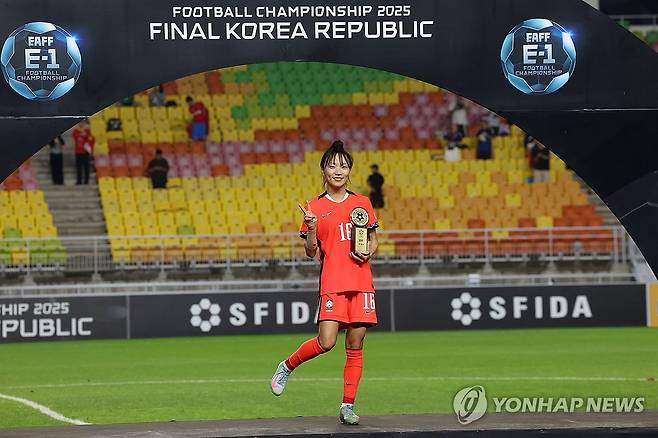 장슬기, MVP 등극 (수원=연합뉴스) 홍기원 기자 = 16일 수원월드컵경기장에서 열린 2025 동아시아축구연맹(EAFF) E-1 챔피언십(동아시안컵) 여자부 대한민국 대 대만 경기 종료 후 열린 시상식에서 대회 MVP로 선정된 한국 장슬기가 기념 촬영을 하고 있다. 2025.7.16 xanadu@yna.co.kr