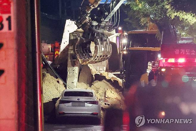 오산 가장교차로 고가도로 옹벽 붕괴…차량 매몰 [촬영 권준우] 2025.7.16 stop@yna.co.kr