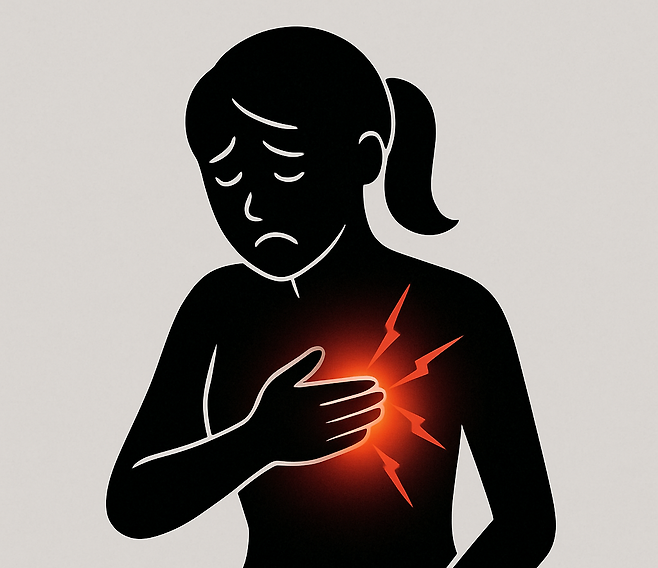 가슴을 부여잡고 있는 아픈 표정의 여성이미지