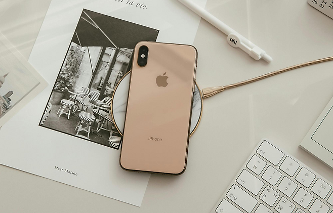 충전중인 아이폰