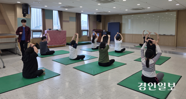 수원시장애인복지센터 소강당에서 수원시티발레단의 발달장애인 맞춤형 발레 수업이 진행되고 있는 모습. 2025.7.10 /이시은기자 see@kyeongin.com