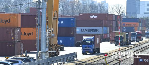 의왕시 내륙컨테이너기지(ICD) 제2터미널에서 화물차가 이동하고 있다. /경인일보DB