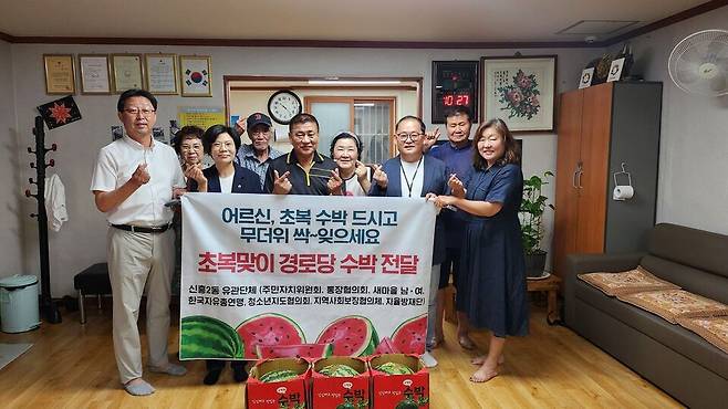 ▲ 이군수(오른쪽에서 세 번째) 성남시의원이 16일 자신의 지역구인 성남시 수정구 신흥2동 내 경로당 9곳을 방문해 어르신들께 안부 인사를 드린 후 기념사진을 찍고 있다. /사진제공=성남시의회 더불어민주당