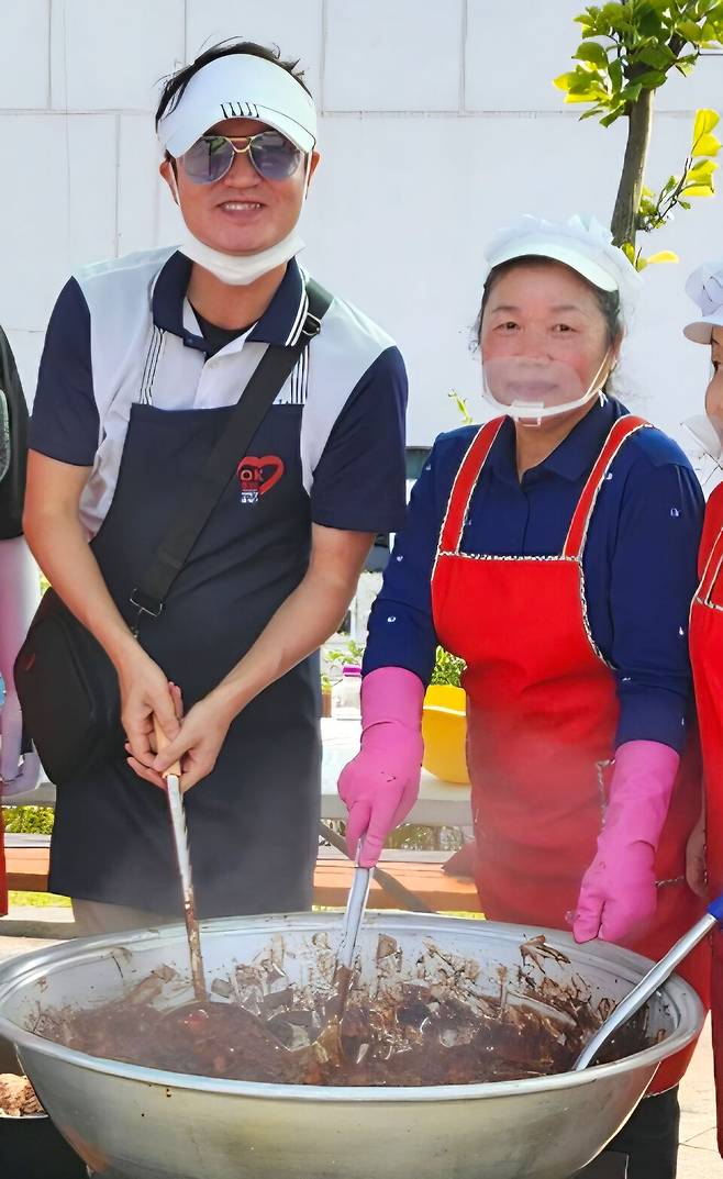 ▲ 김포에서 10년 이상 봉사활동 중인 빙인자씨는 가까운 이웃을 돌아보는 것이 최고의 봉사라고 했다. 사진은 '사랑의 밥차' 활동 중인 빙인자(사진 오른쪽) 씨,