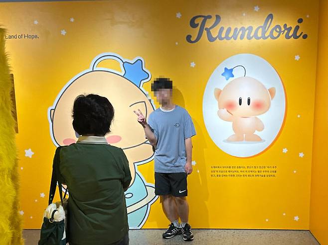 꿈돌이 팝업 전시 'Yellow Dream'에 방문한 시민들이 사진을 촬영하고 있다./사진=이승찬 기자