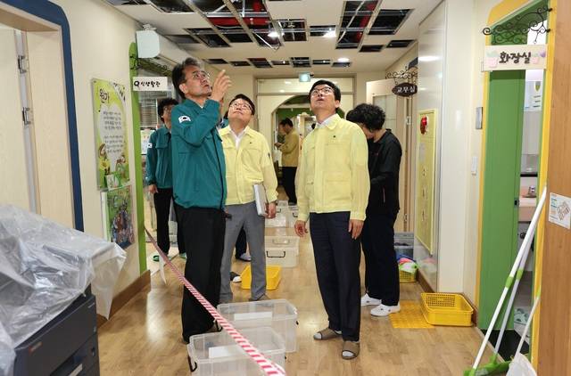 ▲ 윤건영 충북 교육감(앞줄 오른쪽)이 박종원 청주교육장(왼쪽)과 누수 피해가 발생한 청주 비봉유치원 시설을 점검하고 있다./충북도교육청 제공
