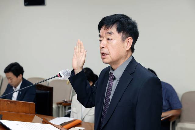 ▲ 박순기 충북테크노파크 원장 후보자가 17일 충북도의회 인사청문특별위원회에 참석해 선서를 하고 있다.