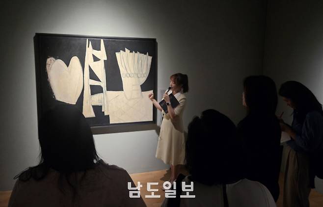 한이준 도슨트가 '뉴욕의 거장들: 잭슨 폴록과 마크 로스코의 친구들' 프레스투어에서 작품 설명을 하고 있다. /정유진 기자 jin1@namdonews.com