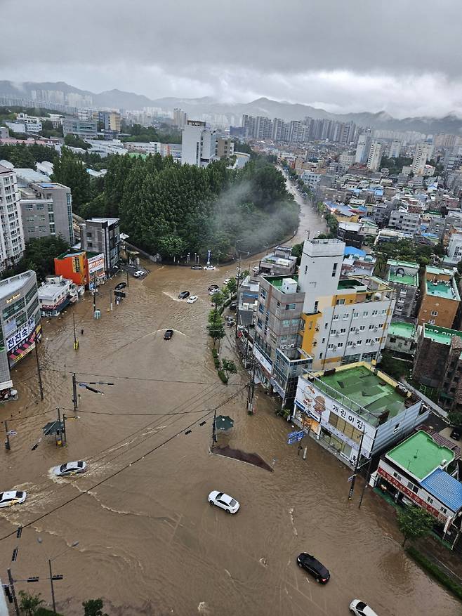 17일 오전 10시 10분 이후 호우경보가 발령된 광주시 일원에 극한 호우가 쏟아지면서 광주시 북구 전남대 치고병원에서 신안3거리 일대가 거대한 물길로 변했다./광주긴급드론운용단 제공