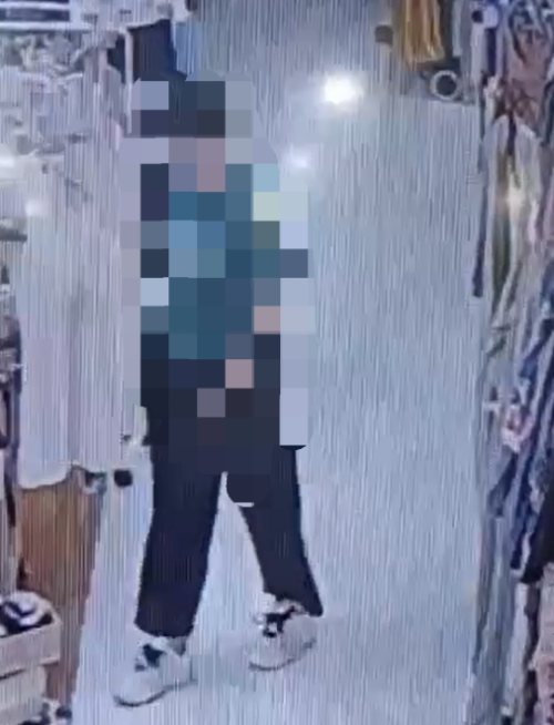 ◇지난 9일 낮 12시10분께 원주시 중앙동 자유시장 내 한 상가에서 중년 여성 A씨는 금전출납기에서 10만여원 훔쳐 달아난 혐의로 경찰에 붙잡혔다. 사진은 당시 고화질 폐쇄회로(CCTV)에 찍힌 A씨.