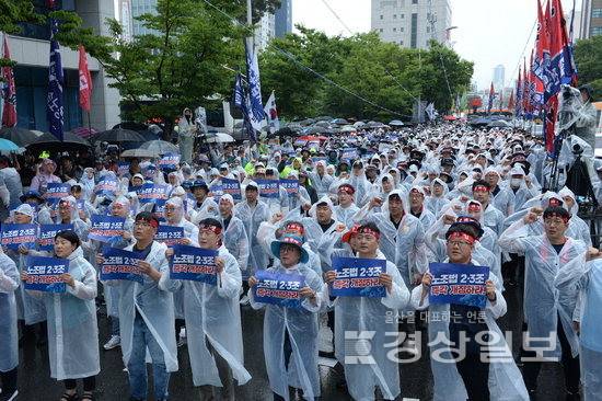 ▲ 16일 울산시청 남문 앞에서 열린 민주노총 울산지역본부 2025년 총파업 총력투쟁 울산대회에서 조합원들이 구호를 외치고 있다. 김경우기자 woo@ksilbo.co.kr