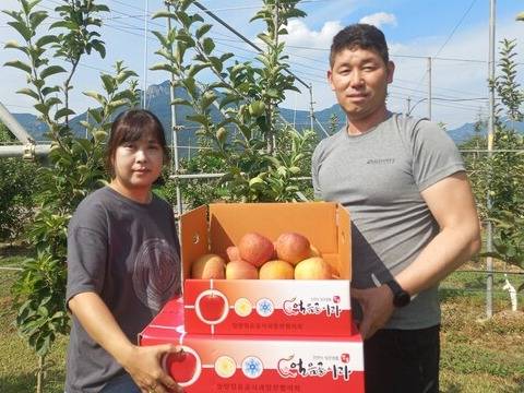 밀양시 산내면 송백리에서 대흥농원을 운영하는 유대은 대표와 김은정 씨 부부 /이일균 기자