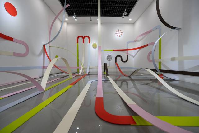 하지원, 롤러코스터, 2025, 나무에 수성 페인트, 모터, 포맥스에 시트지, 가변크기.