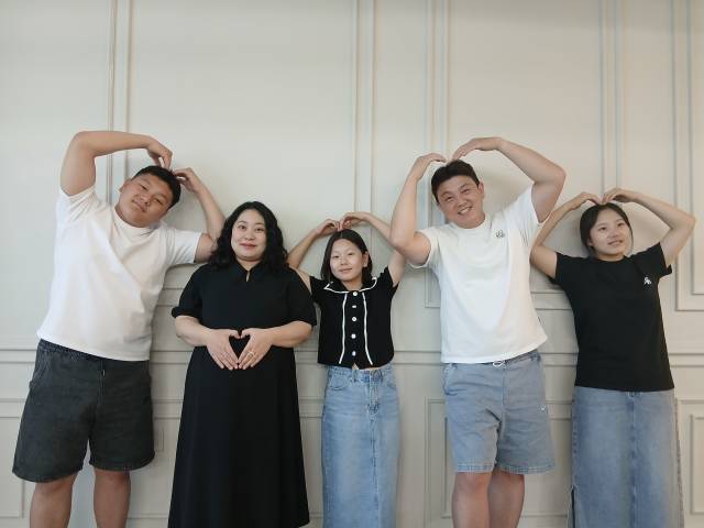 막둥이 성주가 태어나기 전 다섯 가족의 모습. (왼쪽부터)첫째 아들 곤, 만삭인 엄마 엄은진 씨, 셋째 주아, 남편 김근영 씨, 둘째 노아. 이현주 기자