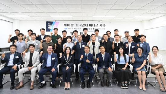 지난 16일 경남일보 세미나실에서 열린 '제5기 경남일보 경제포럼 10강 정운찬 동반경제연구소 이사장의 '한국경제 어디로 가야 하나' 주제 강연 후 이사장과 참석 원우들이 기념사진을 찍고 있다. 김다은인턴기자