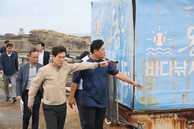 이강덕 포항시장이 지난 16일 양준혁 씨의 안내로 동끝 해상 낚시터를 둘러보고 있다. /포항시 제공