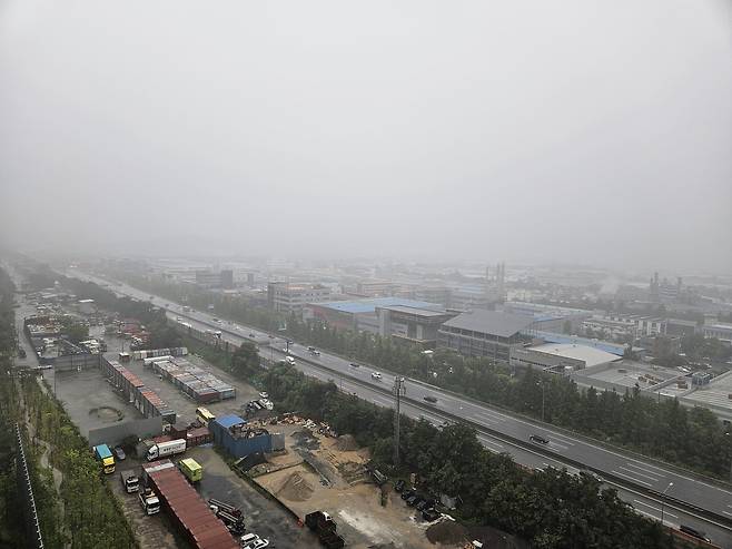 17일 오후 2시쯤 대구 달서구 남대구IC 인근 고속도로의 모습. 호우와 뜨거운 공기로 인해 짙은 안개로 가득 차있다. /독자제공