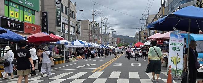 더위에도 아랑곳하지 않고 많은 사람이 포항시 남구 오천읍 오천 오일장을 찾았다.
