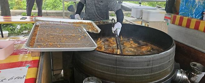 수요에 비해 공급이 더딘지 가마솥 통닭 앞에는 늘 기다리는 사람이 줄을 선다.